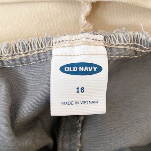 Old Navy Full Panel Maternity Shorts Grey - Picture 3 of 4